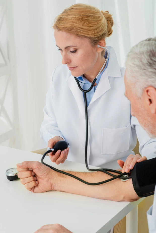 фото кардиолога на приеме в клинике